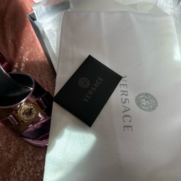 NWB. 100% Authentic
Versace La Medusa Metallic Ankle Strap
Sandals 8.5 pink - Picture 9 of 14